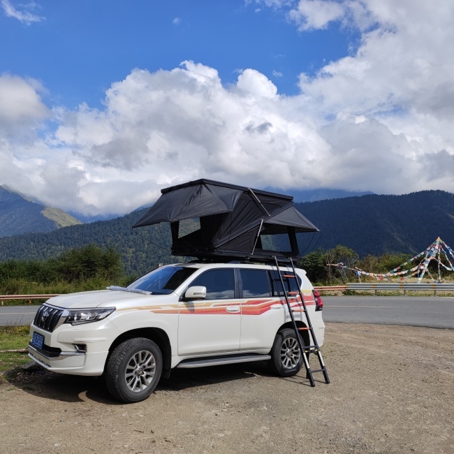 4×4 Rooftop Tent closed position showing aluminum hard shell